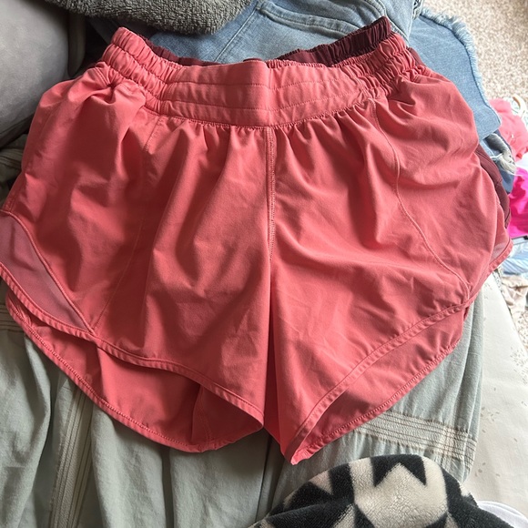 Coral lululemon hotty hot shorts 4” size 6 - Picture 3 of 3